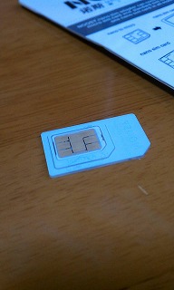 SIMカードを大きさ変換アダプターにセットした状態。
